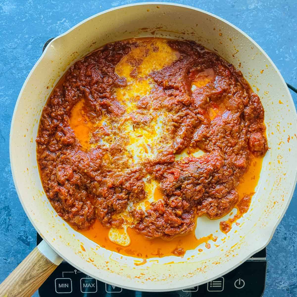 Cream simmered in tikka masala sauce.