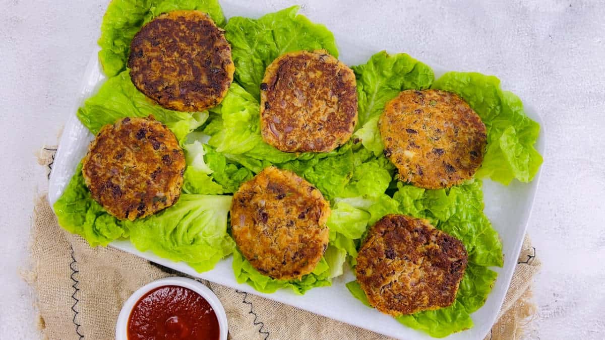 Kidney bean patties served on lettuce leaves.