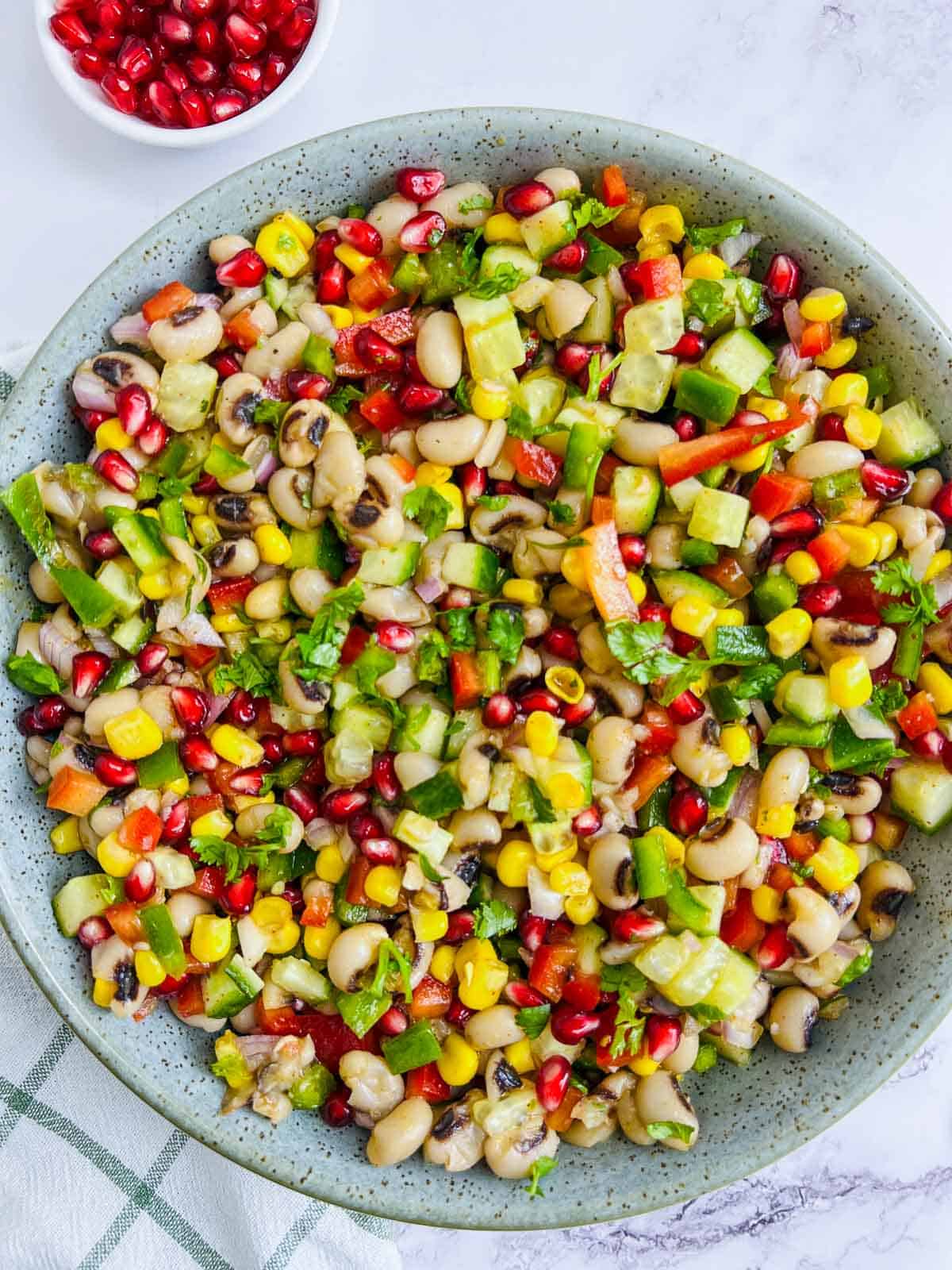 Black-eyed pease salad in a green bowl.