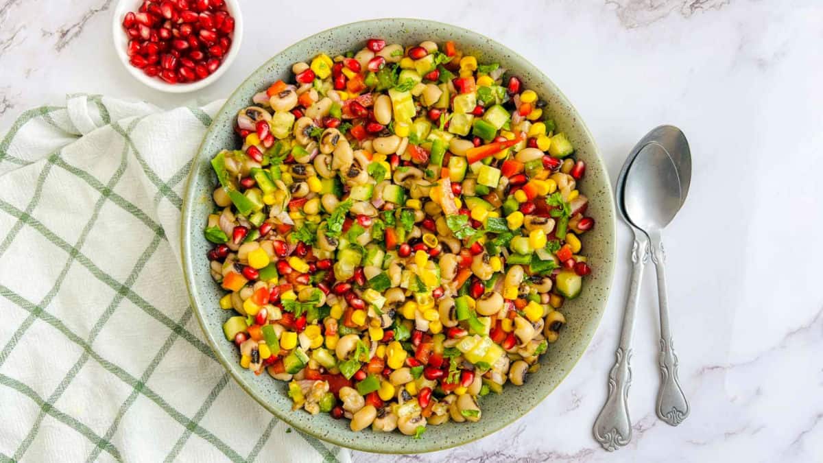 Black-eyed pease in a green bowl.