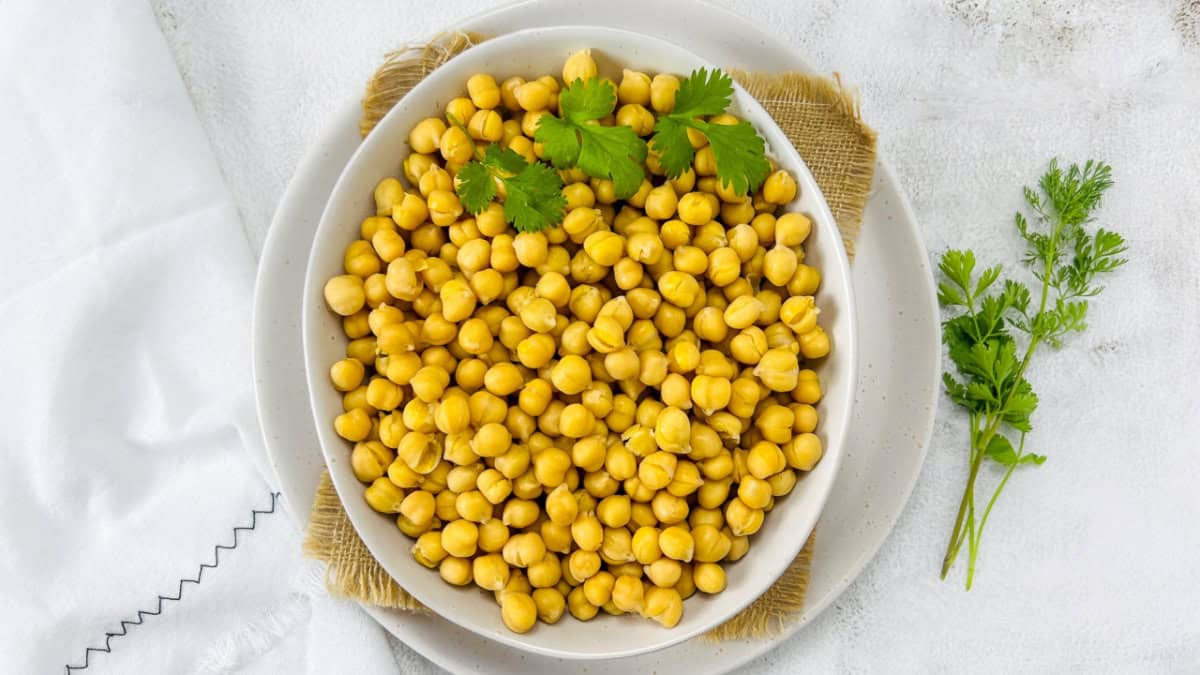 Cooking dried chickpeas social media image.