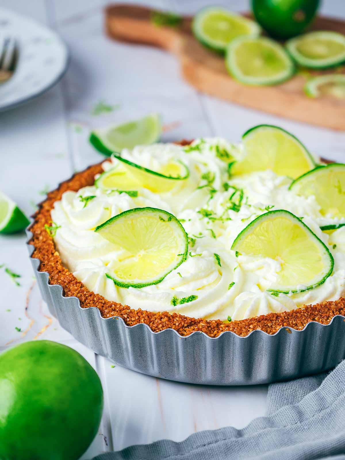 Side view of key lime pie in a pie pan.