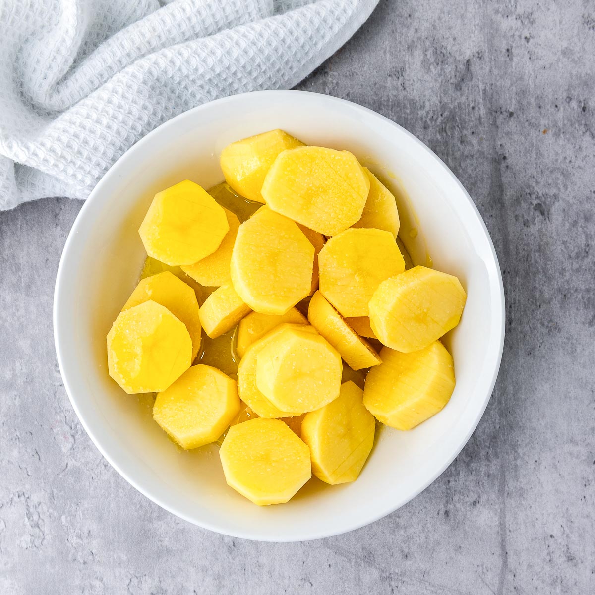 Cut potatoes seasoned with oil and salt.